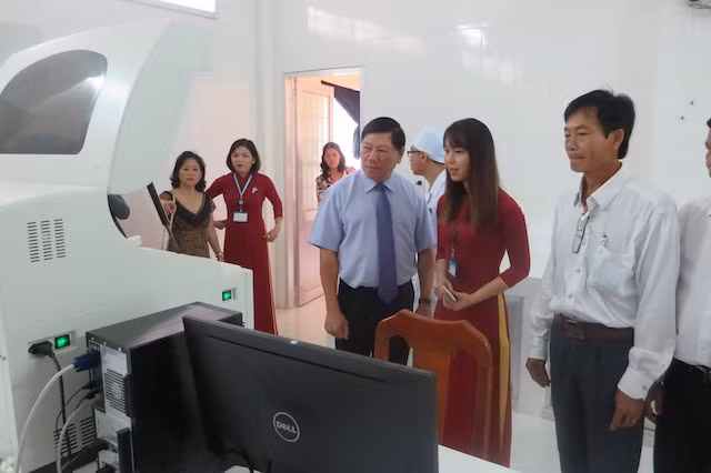 Ông Trần Văn Rón, Bí Thư Tỉnh ủy Vĩnh Long (giữa) đến dự và thăm các bệnh nhân là công nhân đang điều trị tại bệnh viện.