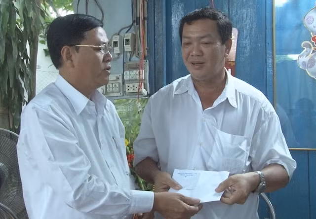 Bí thư Thành ủy Sa Đéc Lê Hồng Tho chúc Trung tá Minh mau chóng hồi phục sức khỏe và tiếp tục công tác.