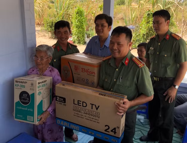 Công an TP Cần Thơ bàn giao nhà Nghĩa tình đồng đội.