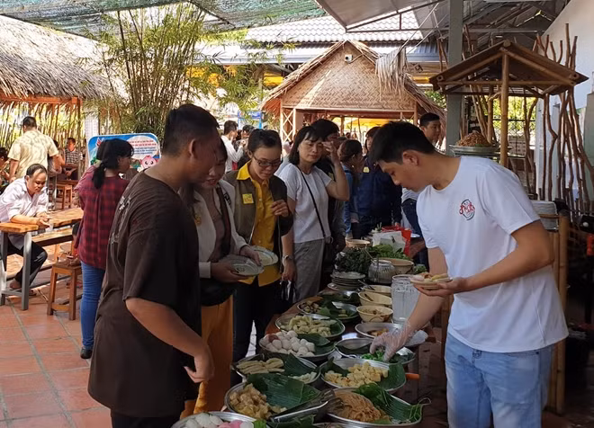 Du khách tham quan, thưởng thức tại Khu ẩm thực làng bột Sa Đéc.
