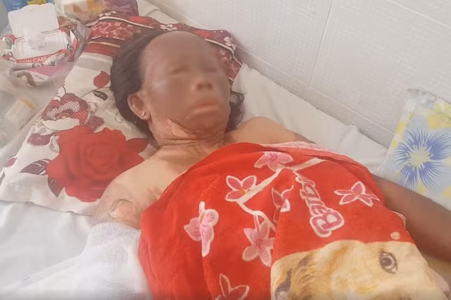 Vợ chồng bà Sáu nằm điều trị tại bệnh viện.
