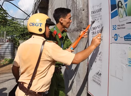 Công an Cần Thơ ra quân thu gom, tẩy xóa quảng cáo tờ rơi cho vay tiền