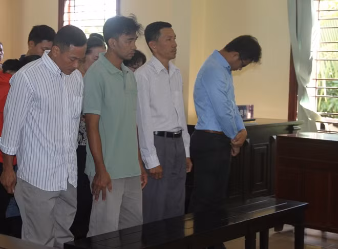 Nhóm bị cáo tại phiên tòa.