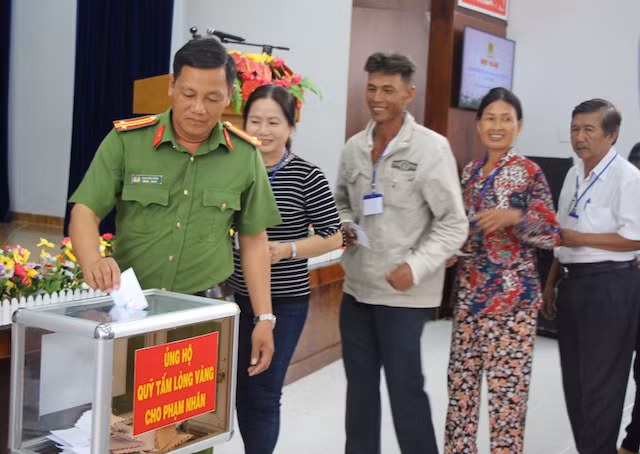 Cán bộ chiến sĩ và gia đình các phạm nhân gây quỹ "Tấm lòng vàng" cho phạm nhân. Cán bộ chiến sĩ và gia đình các phạm nhân gây quỹ "Tấm lòng vàng" cho phạm nhân.