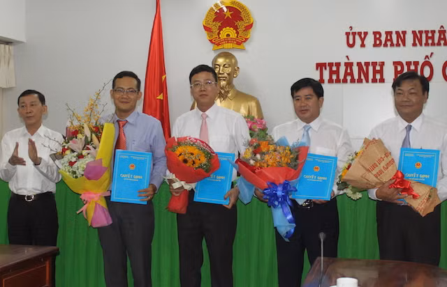 Chủ tịch UBND TP Cần Thơ chúc mừng các tân Phó Giám đốc.