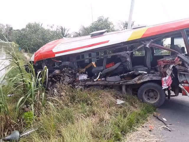 Xe khách bị hư hỏng nặng. Xe khách bị hư hỏng nặng.