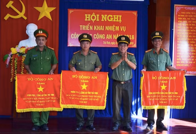 Đại tá Lê Văn Việt, Giám đốc Công an Trà Vinh trao Cờ thi đua của Bộ Công an tặng các đơn vị.