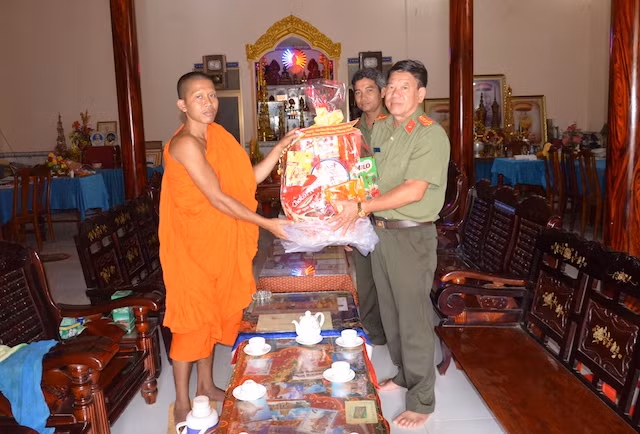 Ban Giám đốc Công an tỉnh Trà Vinh thăm hỏi, chúc các vị sư sãi, bà con phật tử, cán bộ hưu trí hưởng một mùa Chôl-Chnăm-Thmây vui tươi, hạnh phúc. Ban Giám đốc Công an tỉnh Trà Vinh thăm hỏi, chúc các vị sư sãi, bà con phật tử, cán bộ hưu trí hưởng một mùa Chôl-Chnăm-Thmây vui tươi, hạnh phúc.