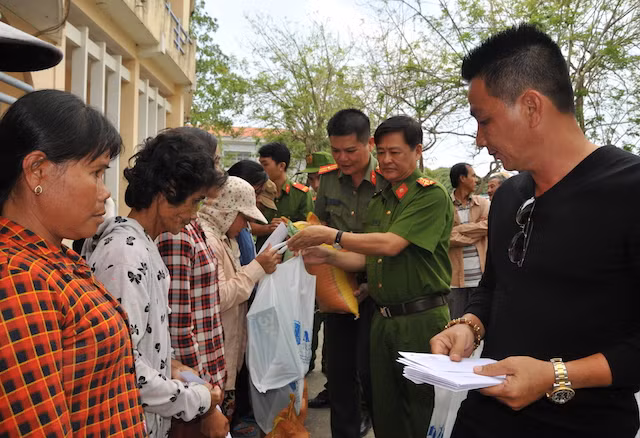 Đại tá Nguyễn Thanh Nhanh, Trưởng Phòng Cảnh sát PCCC&CNCH Công an tỉnh Kiên Giang trao quà cho người dân.