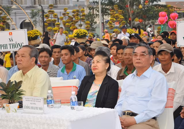 Đại tướng Lê Hồng Anh, nguyên Uỷ viên Bộ Chính trị, nguyên Bộ trưởng Bộ Công an, nguyên Thường trực Ban Bí thư và phu nhân dự lễ trao quà.