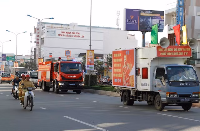 Lực lượng chức năng diễu hành, tuyên truyền PCCC.