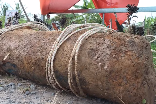 Quả bom có tên gọi 250 BLS của Mỹ, có chiều dài 1,2 m, chiều rộng 0,4 m.