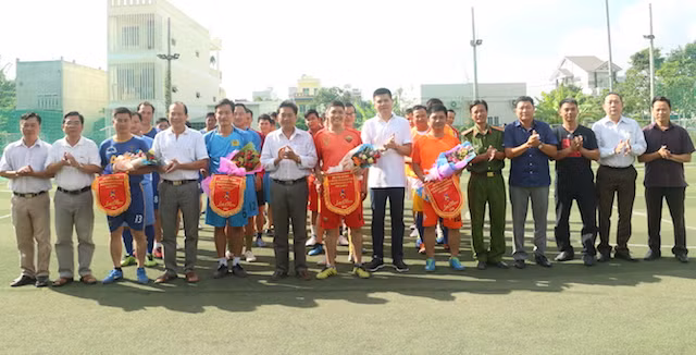 Đại tá Trần Minh Nam, Trưởng phòng Công tác chính trị; Đại tá Phạm Văn Ngót, Trưởng phòng Tham mưu Công an tỉnh Bến Tre và Thiếu tá Nguyễn Văn Bình, Phó trưởng Cơ quan đại diện Báo Công an nhân dân tại TP Hồ Chí Minh trao cờ luân lưu, tặng hoa cho các đội bóng.