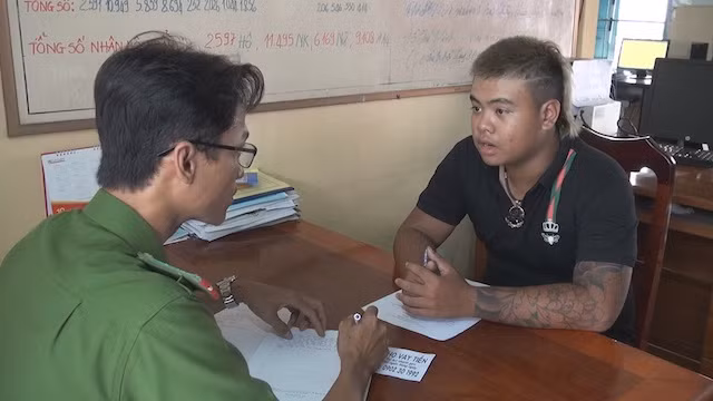 Hai thanh niên bị lập biên bản khi phát tờ rơi quảng có cho vay tiền.