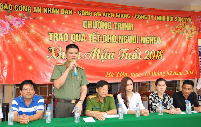 Thiếu tá Nguyễn Văn Bình, Phó Trưởng Cơ quan đại diện Báo Công an nhân dân tại TP Hồ Chí Minh chia sẻ với những khó khăn của người dân Mỹ Đức.