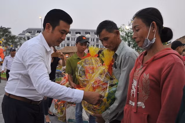 Ông Huỳnh Hà Phương, Tổng giám đốc Công ty Cổ phần đầu tư Phú Cường Kiên Giang trao quà cho người dân.
