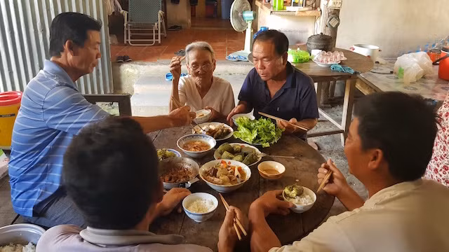 Ông Chóng cùng người thân tại quê nhà.