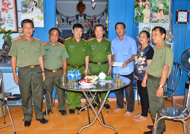 Lãnh đạo Công an Đồng Tháp thăm hỏi gia đình Trung tá Phạm Văn Minh.