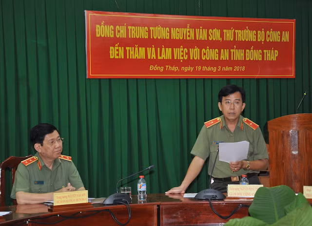 Thiếu tướng Nguyễn Minh Thuấn, Giám đốc Công an Đồng Tháp báo cáo đồng chí Thứ trưởng cùng đoàn công tác kết quả các mặt công tác.
