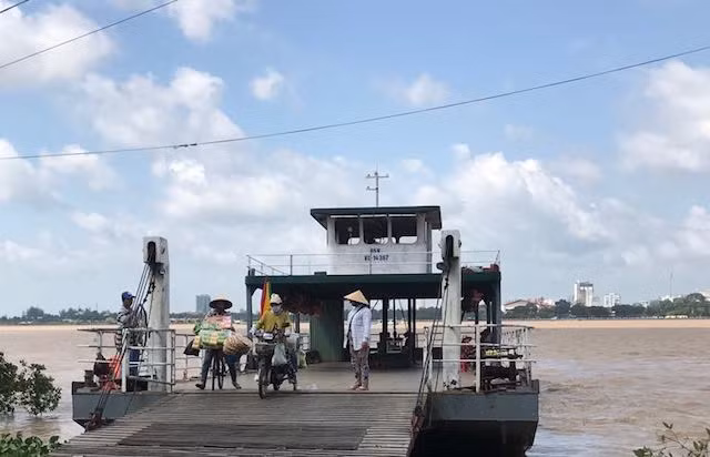 Phương tiện đưa rước khách ngang qua sông Hậu.