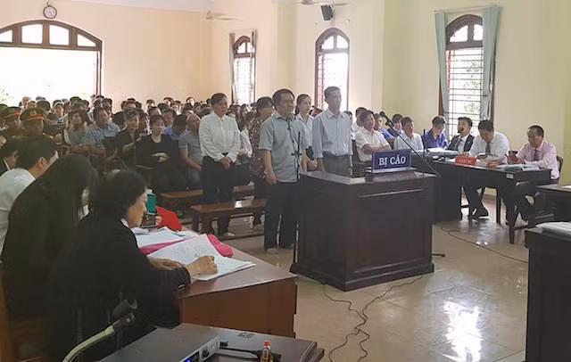 Phiên tòa xét xử 5 bị cáo. Phiên tòa xét xử 5 bị cáo.