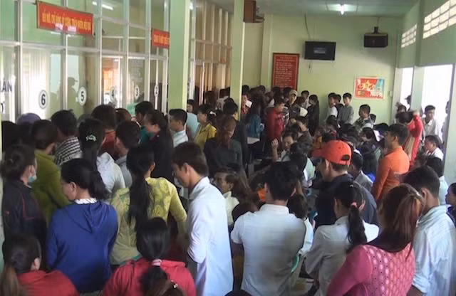 Người dân đến làm thủ tục cấp, đổi CMND tại Công an Trà Vinh. Ảnh Tuấn Minh