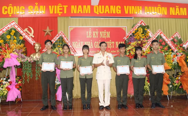 Thượng tá Đoàn Văn Dũng, Phó Hiệu trưởng Trường Văn hoá II trao giấy khen cho các học sinh có thành tích xuất sắc. Thượng tá Đoàn Văn Dũng, Phó Hiệu trưởng Trường Văn hoá II trao giấy khen cho các học sinh có thành tích xuất sắc.