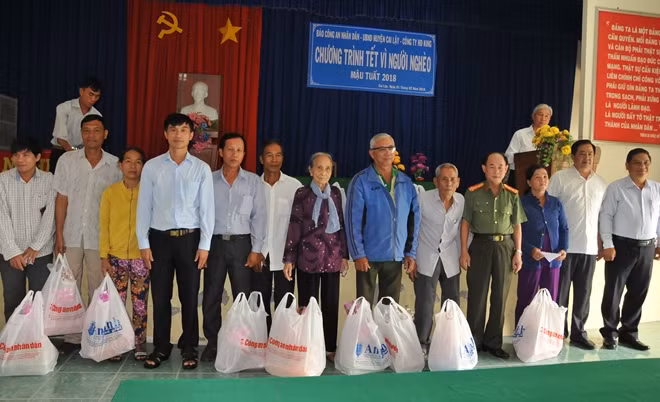 Đoàn công tác xã hội từ thiện Báo Công an nhân dân trao quà cho người dân xã Bình Phú.
