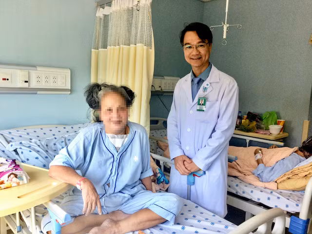 BS Dũng thăm khám người bệnh sau phẫu thuật.