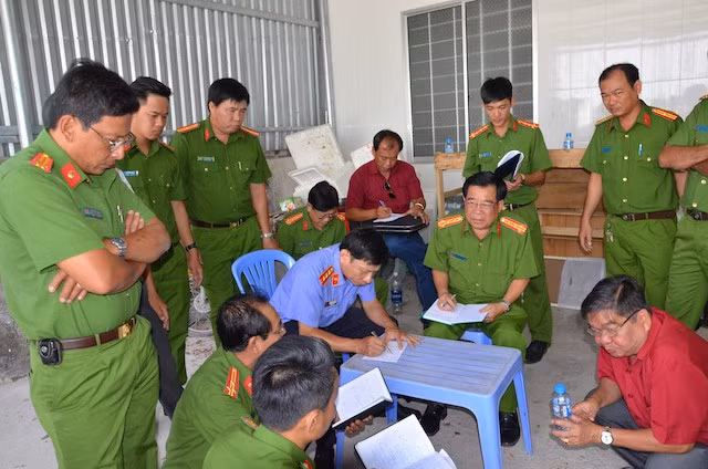 Đại tá Phan Thanh Quân, Phó Giám đốc – Thủ trưởng Cơ quan CSĐT Công an tỉnh Trà Vinh chỉ đạo công tác điều tra. Đại tá Phan Thanh Quân, Phó Giám đốc – Thủ trưởng Cơ quan CSĐT Công an tỉnh Trà Vinh chỉ đạo công tác điều tra.