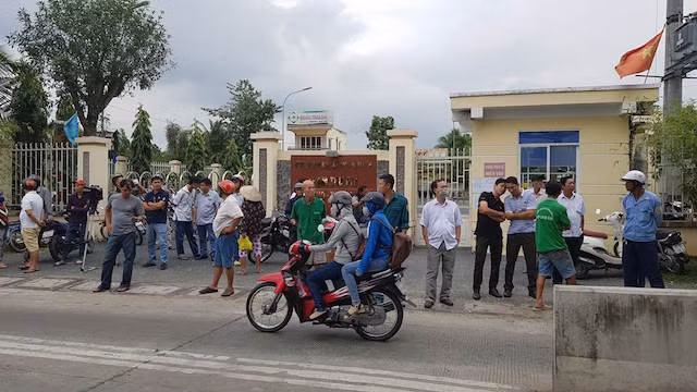 Nhiều người tập trung trước trạm điều hành.