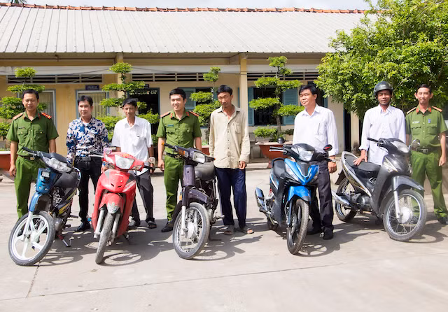 Công an huyện Tam Bình trao trả xe máy cho bị hại.