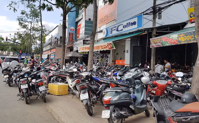Các quán cà phê đông nghịt người, xe máy đậu tràn ra đường.