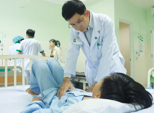 Bác sĩ chăm sóc bệnh nhi. Bác sĩ chăm sóc bệnh nhi.