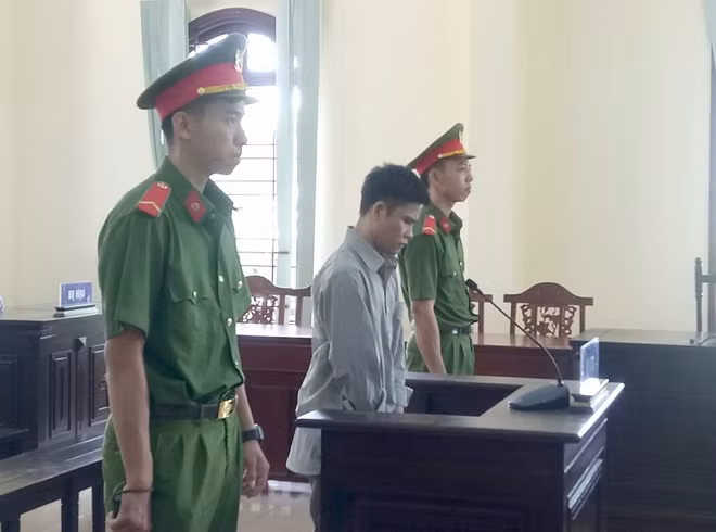 Thơ tại phiên tòa.