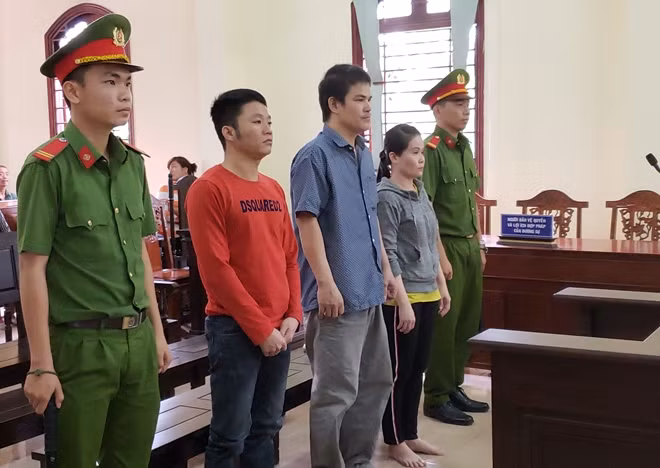 Bị cáo Tiên (đứng giữa) cùng vợ và Tài tại phiên toà.