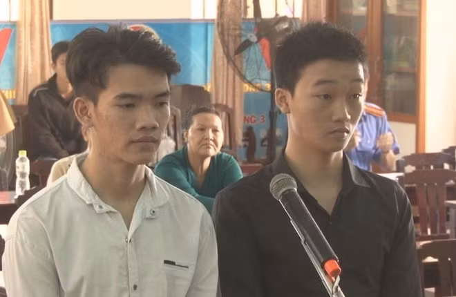 Đạt và Sỹ tại phiên toà.