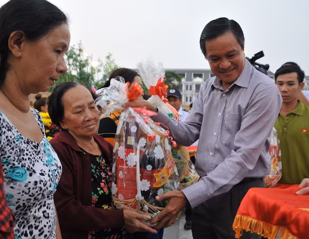 Ông Phạm Vũ Hồng, Chủ tịch UBND tỉnh Kiên Giang trao quà cho người dân tại Rạch Giá.