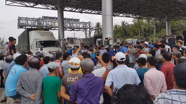Cảnh hỗn loạn tại BOT Cần Thơ - Phụng Hiệp.