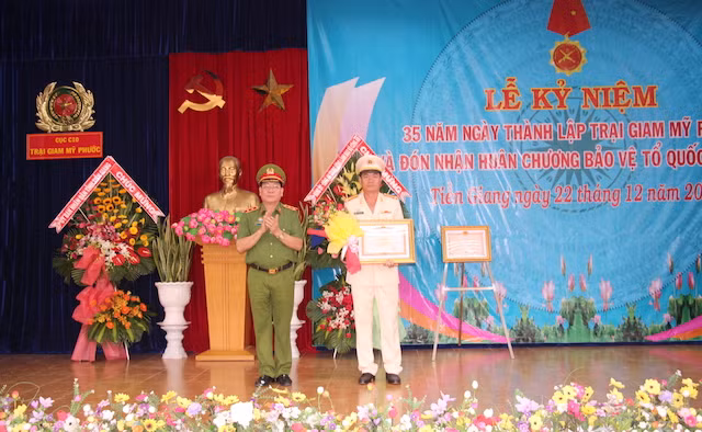 Trung tướng Hồ Thanh Đình, Cục trưởng Cục Cảnh sát Quản lí trại giam, cơ sở giáo dục bắt buộc, trường giáo dưỡng trao Bằng khen của Thủ tướng Chính phủ cho Giám thị Trại giam Mỹ Phước.