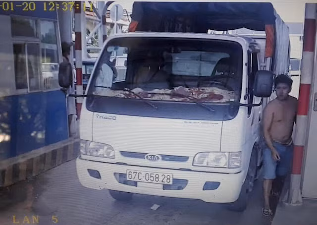 Xe ôtô do tài xế Tú điều khiển.