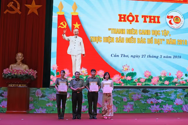 Đại tá Nguyễn Văn Thuận, Phó Giám đốc Công an TP Cần Thơ trao giải cho các đội xuất sắc.