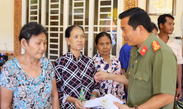 Thượng tá Đinh Văn Nơi tặng quà cho bà con nghèo trên địa bàn Ô Môn.