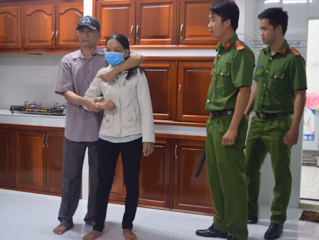 Hưng thực nghiệm lại quá trình sát hại nạn nhân.