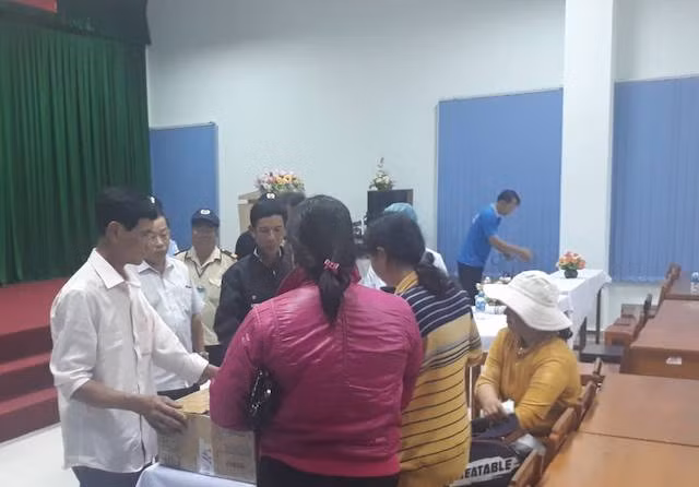 Gia đình sản phụ đau đớn đưa song thai đến bệnh viện yêu cầu giám đốc làm rõ nguyên nhân.