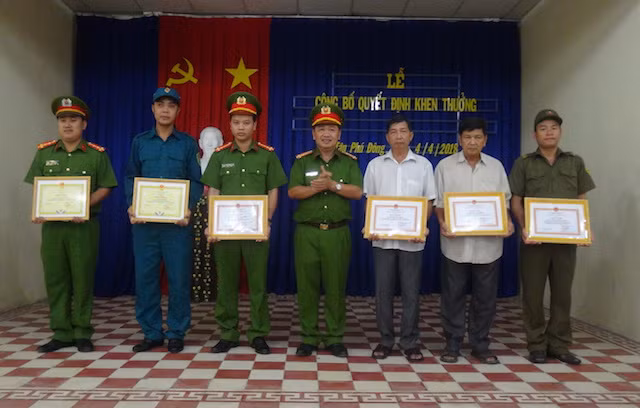 Lãnh đạo Công an TP Sa Đéc trao giấy khen cho các cá nhân. Lãnh đạo Công an TP Sa Đéc trao giấy khen cho các cá nhân.