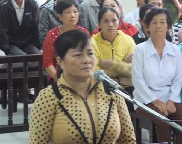 Nữ chủ hụi tại phiên tòa. Nữ chủ hụi tại phiên tòa.