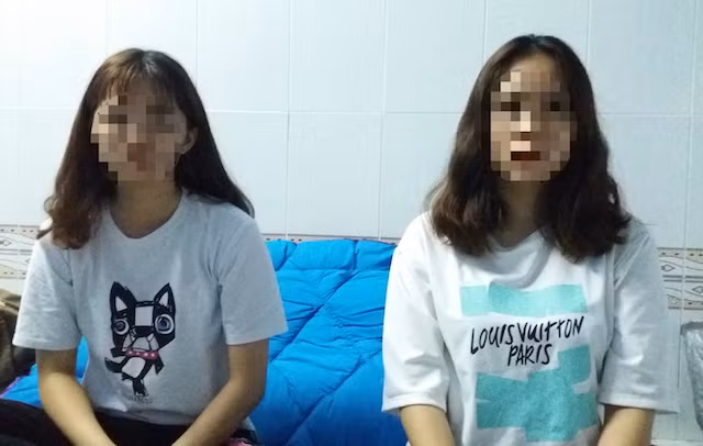 Hai nữ sinh kể lại sự việc. Hai nữ sinh kể lại sự việc.