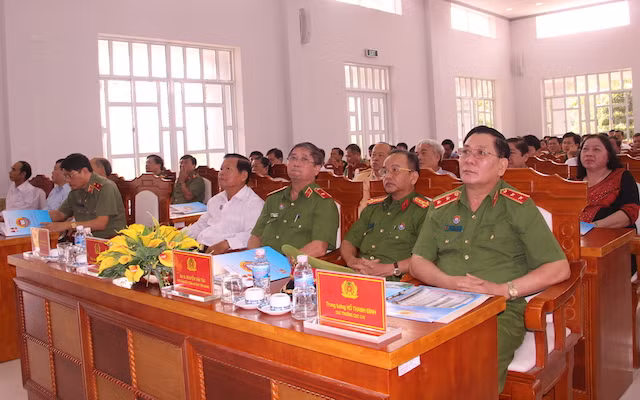 Các đồng chí lãnh đạo, nguyên lãnh đạo và đại biểu dự lễ.
