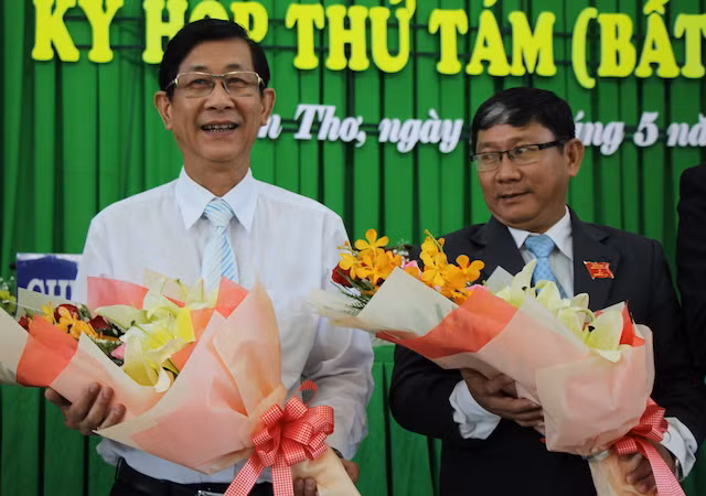 Ông Lư Thành Đồng (trái) và ông Nguyễn Quang Nghị.